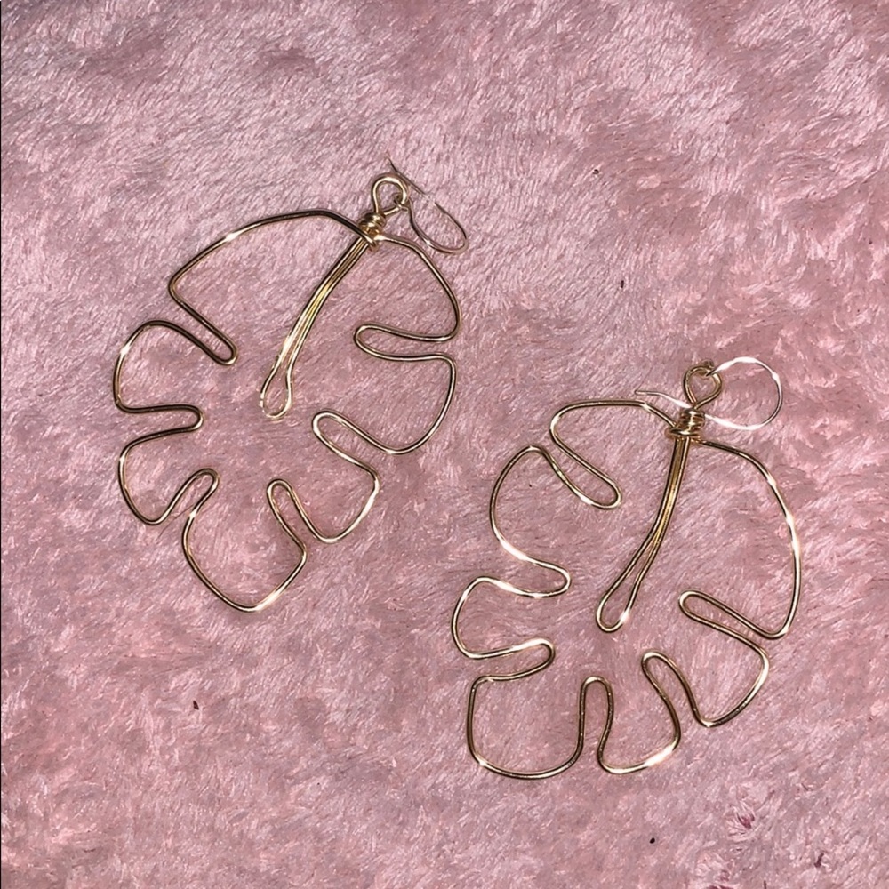 gold earrings shaped like an leaf
